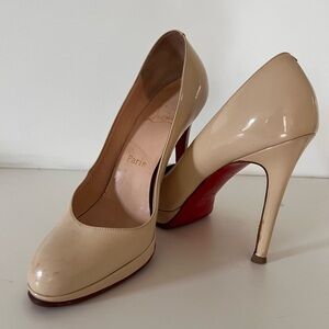 Christian Louboutin Nude pump